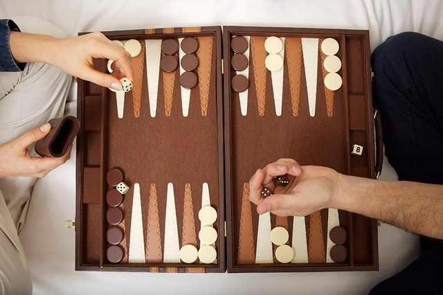 Backgammon là gì? Đây là trò chơi được chơi bởi hai người chơi, mỗi người có mười lăm con cờ