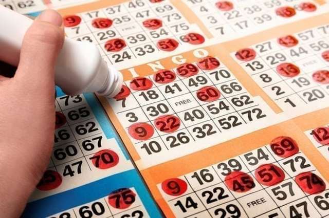 Bingo được chơi bằng cách gạch bỏ các số bạn có trên vé khi chúng được gọi ra