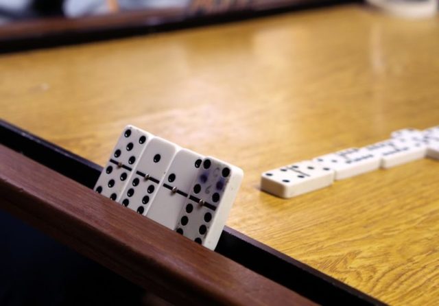 Domino thẳng có thể được chơi bởi hai đến bốn người chơi.